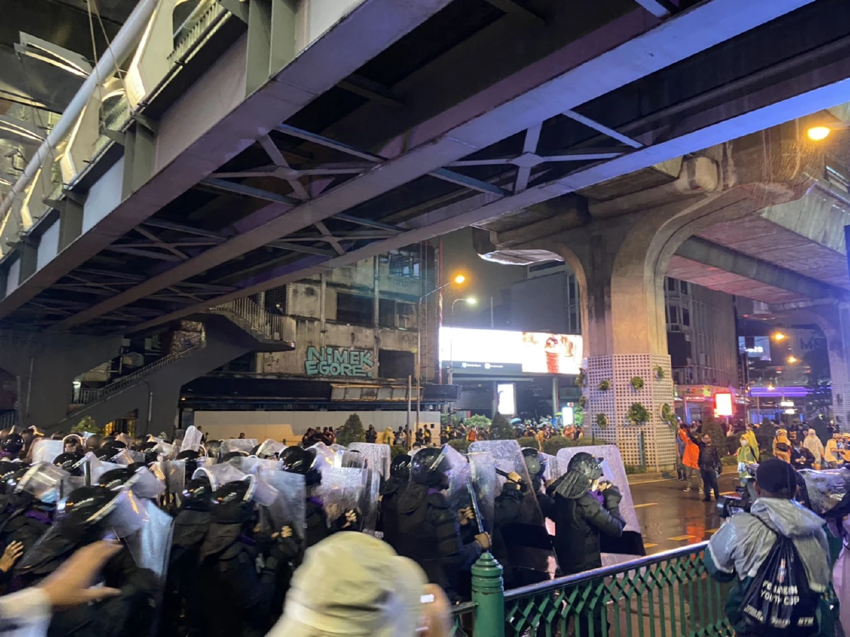 ม็อบยุติชุมนุมแยกปทุมวันนัดรวมตัวใหม่พรุ่งนี้  