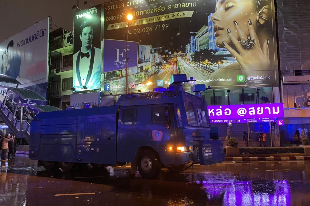 ตำรวจยึดคืนพื้นที่แยกปทุมวัน-ตรึงกำลังเต็มพื้นที่