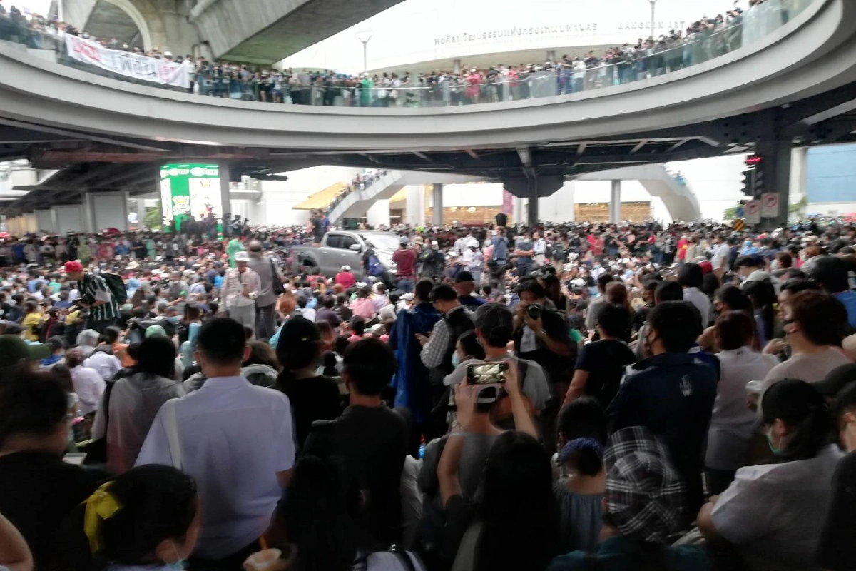 1ชั่วโมงผ่าน...ประมวลภาพม็อบชุมนุมแยกปทุมวัน