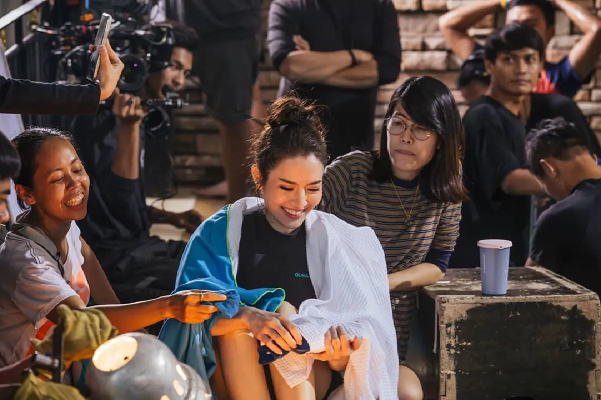 “แอฟ ทักษอร” เกิดอุบัติเหตุกลางกองล้มหงายหัวฟาดพื้น แต่ยิ้มสู้ขอถ่ายต่อ