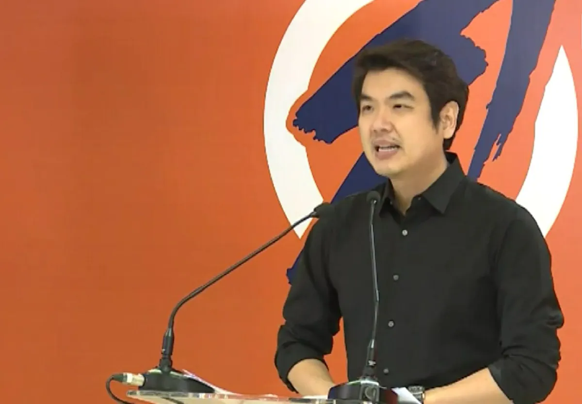 ตำรวจบุกที่ทำการคณะก้าวหน้า ขณะปิยบุตรกำลังแถลงข่าว