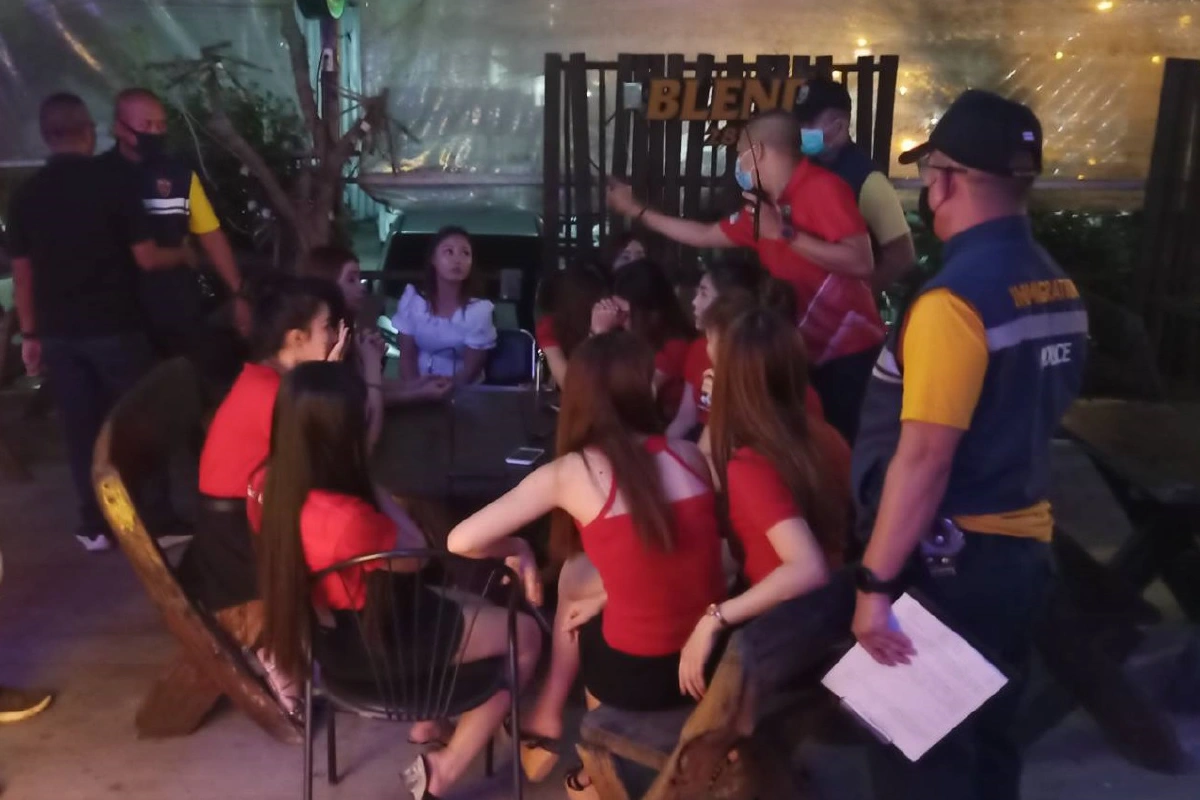 สกัดโควิด-19 ตม.นนทบุรีรวบสาวเสริฟต่างด้าวลอบทำงานในไทย