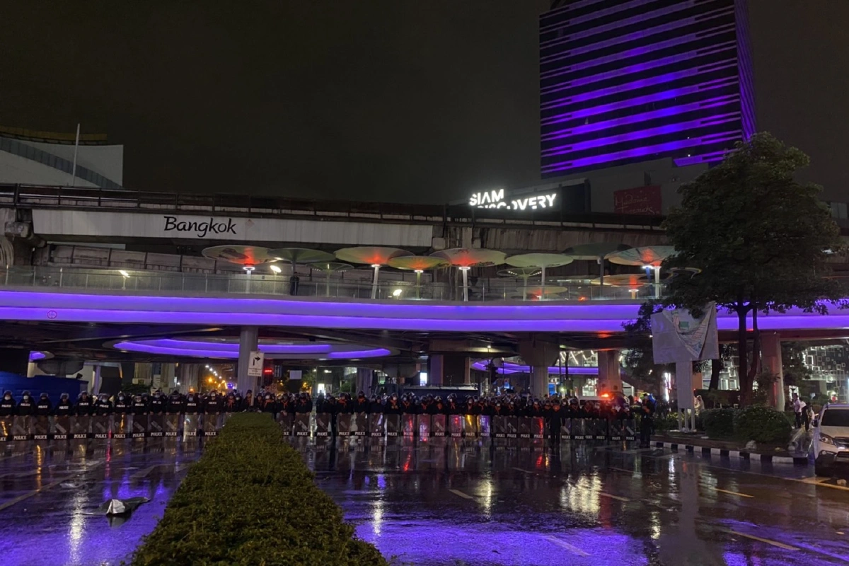 ตำรวจยึดคืนพื้นที่แยกปทุมวัน-ตรึงกำลังเต็มพื้นที่