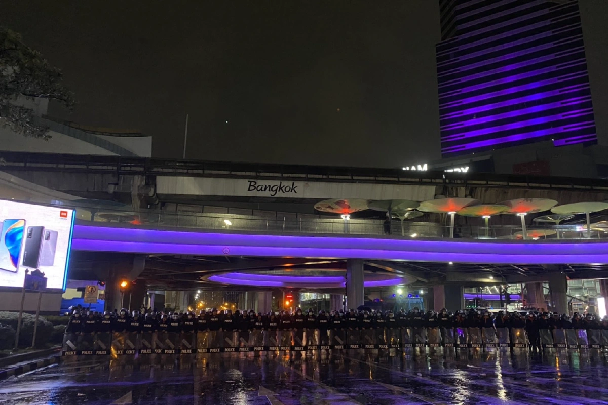 ตำรวจยึดคืนพื้นที่แยกปทุมวัน-ตรึงกำลังเต็มพื้นที่