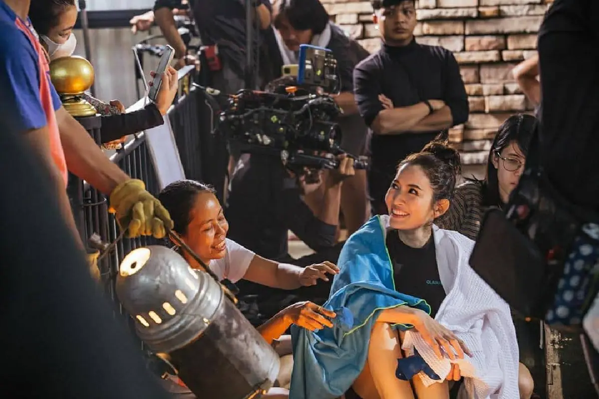 “แอฟ ทักษอร” เกิดอุบัติเหตุกลางกองล้มหงายหัวฟาดพื้น แต่ยิ้มสู้ขอถ่ายต่อ