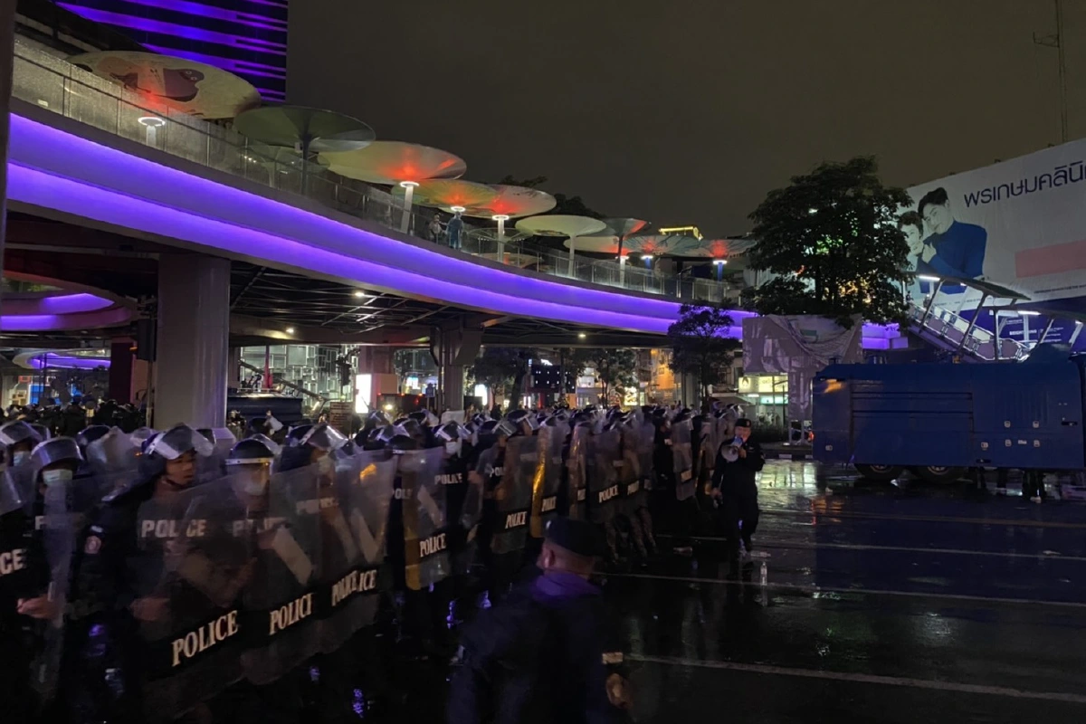 ตำรวจยึดคืนพื้นที่แยกปทุมวัน-ตรึงกำลังเต็มพื้นที่