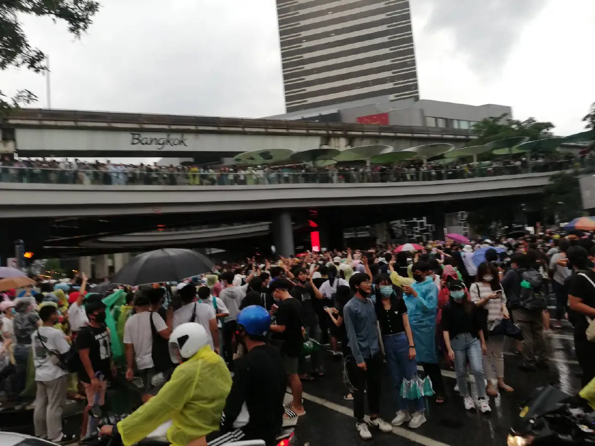 ม็อบมาตามนัดชุมนุมแยกปทุมวันคึก "ชินวัตร จันทร์กระจ่าง"นำปราศรัย