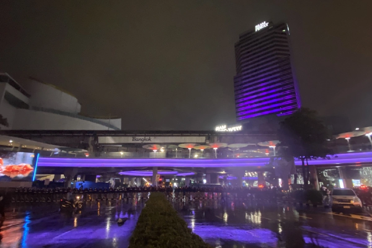 ตำรวจยึดคืนพื้นที่แยกปทุมวัน-ตรึงกำลังเต็มพื้นที่