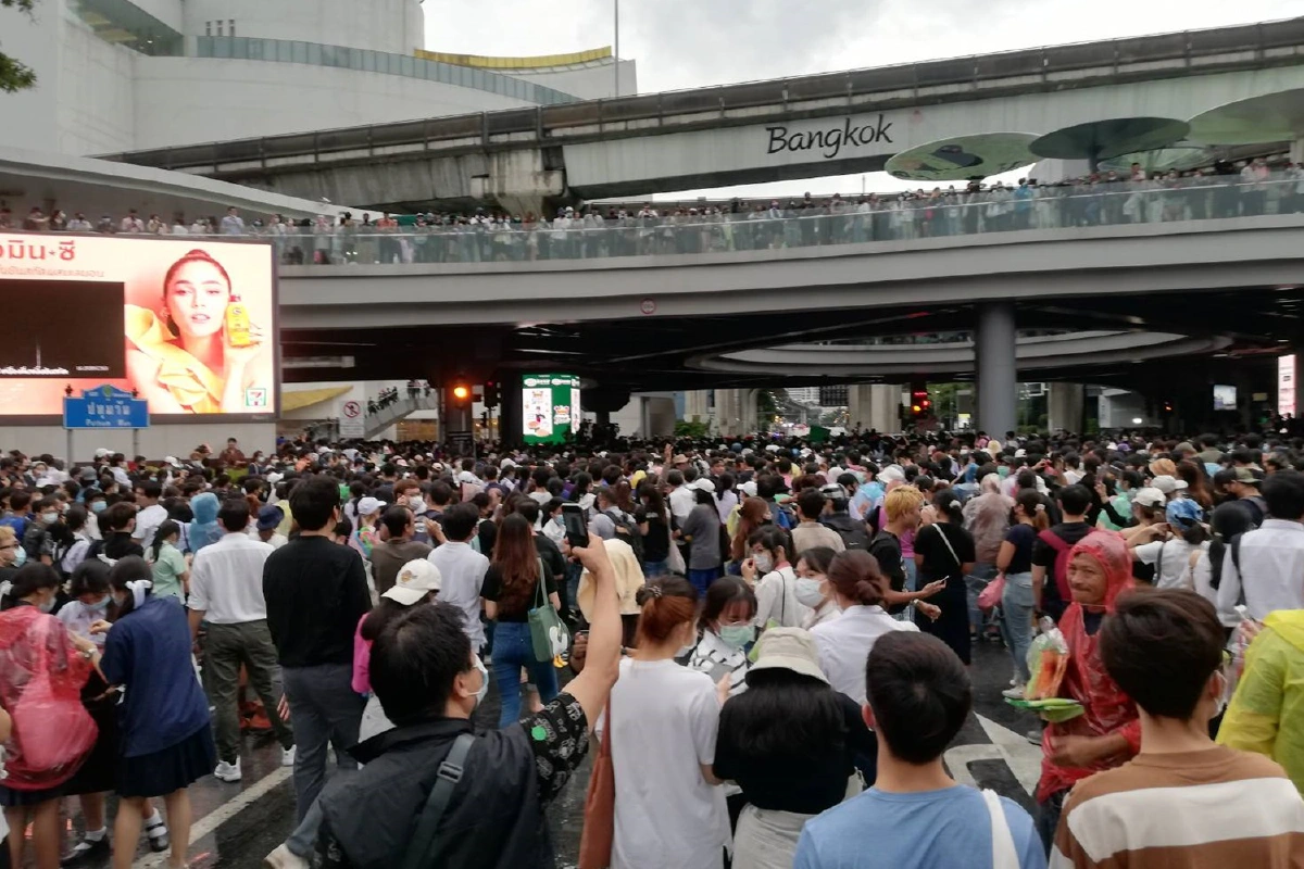 ม็อบมาตามนัดชุมนุมแยกปทุมวันคึก "ชินวัตร จันทร์กระจ่าง"นำปราศรัย