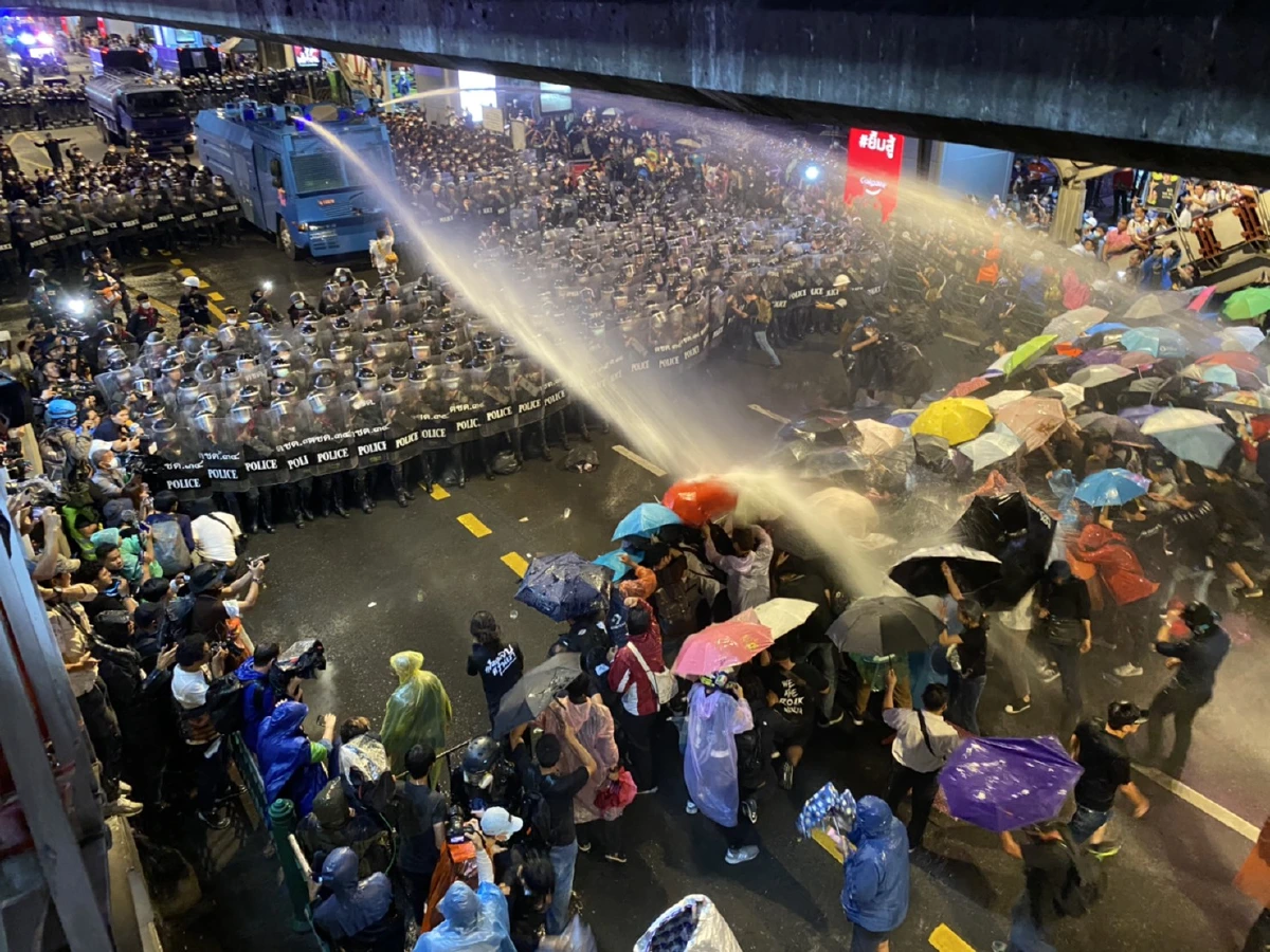  ด่วน!ตำรวจใช้น้ำแรงดันสูงฉีดใส่ผู้ชุมนุมเพื่อขอคืนพื้นที่