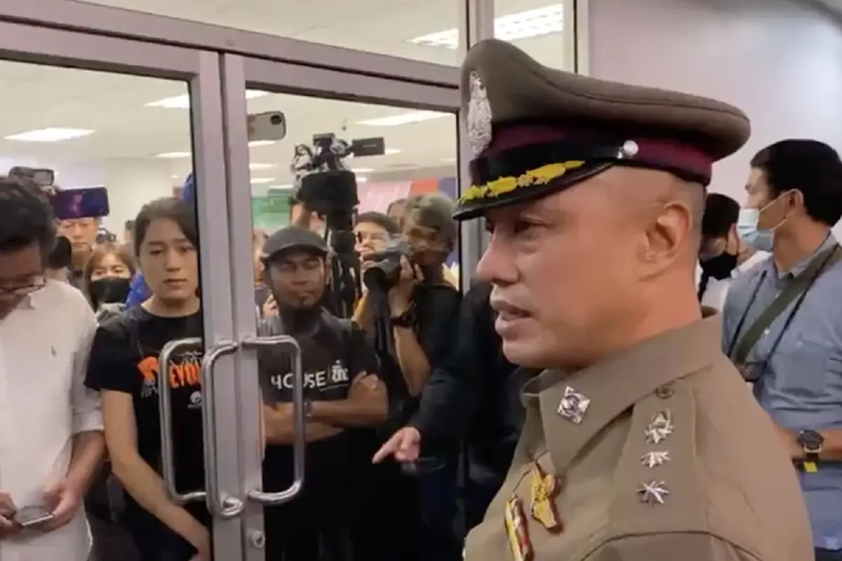 ตำรวจบุกที่ทำการคณะก้าวหน้า ขณะปิยบุตรกำลังแถลงข่าว