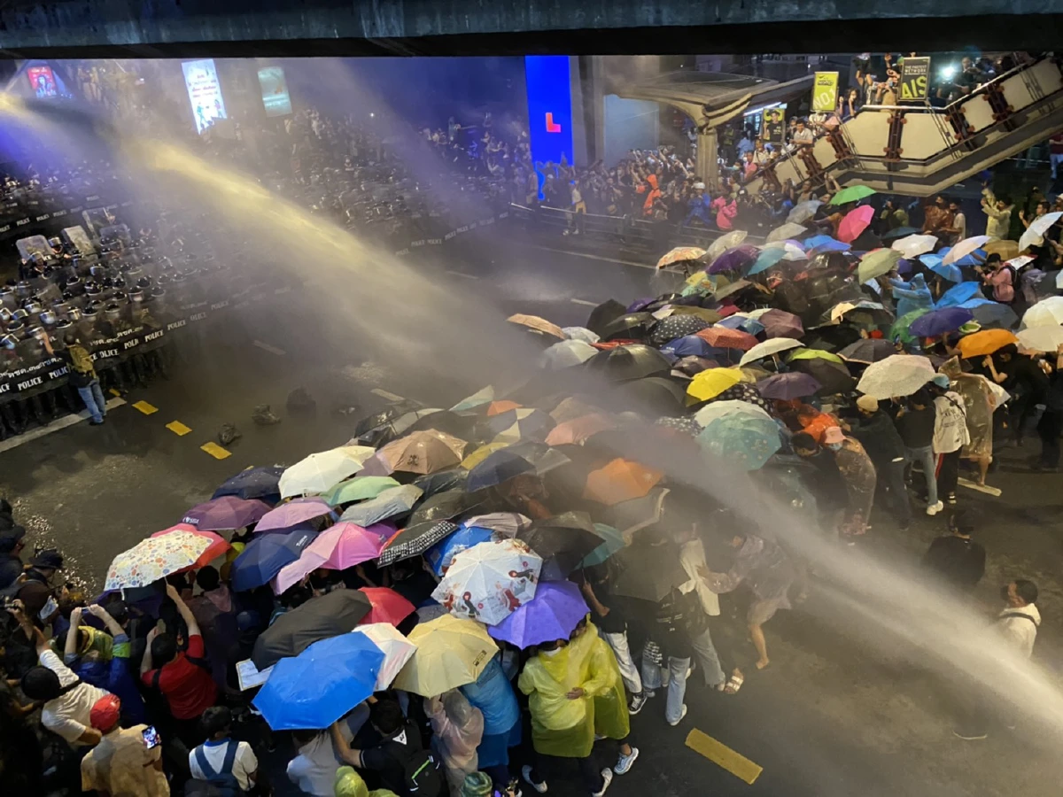  ด่วน!ตำรวจใช้น้ำแรงดันสูงฉีดใส่ผู้ชุมนุมเพื่อขอคืนพื้นที่