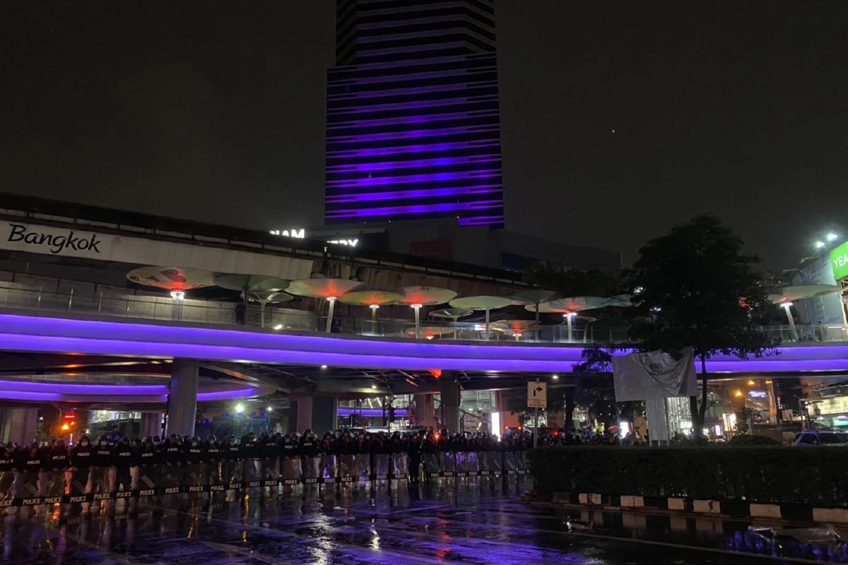 ตำรวจยึดคืนพื้นที่แยกปทุมวัน-ตรึงกำลังเต็มพื้นที่