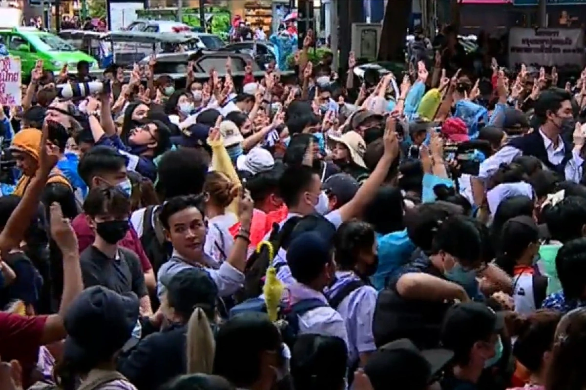 ม็อบมาตามนัดชุมนุมแยกปทุมวันคึก "ชินวัตร จันทร์กระจ่าง"นำปราศรัย