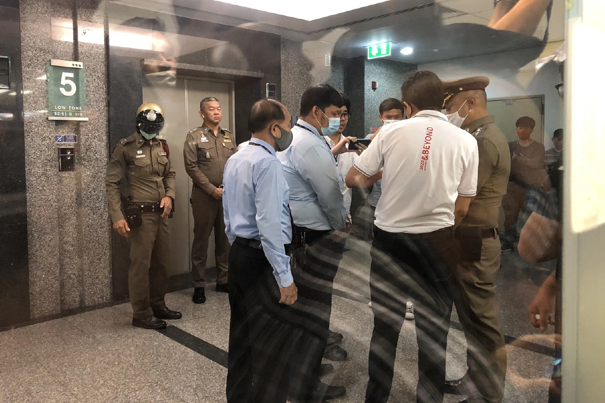 ตำรวจบุกที่ทำการคณะก้าวหน้า ขณะปิยบุตรกำลังแถลงข่าว