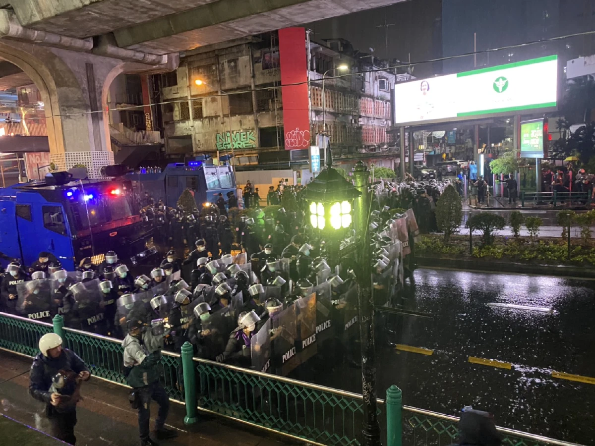 ม็อบยุติชุมนุมแยกปทุมวันนัดรวมตัวใหม่พรุ่งนี้  