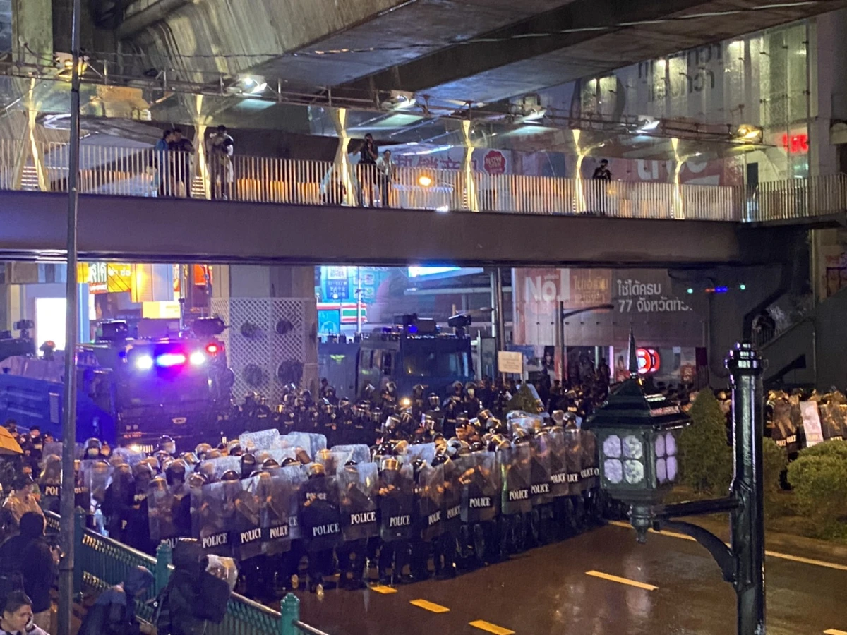 ม็อบยุติชุมนุมแยกปทุมวันนัดรวมตัวใหม่พรุ่งนี้  