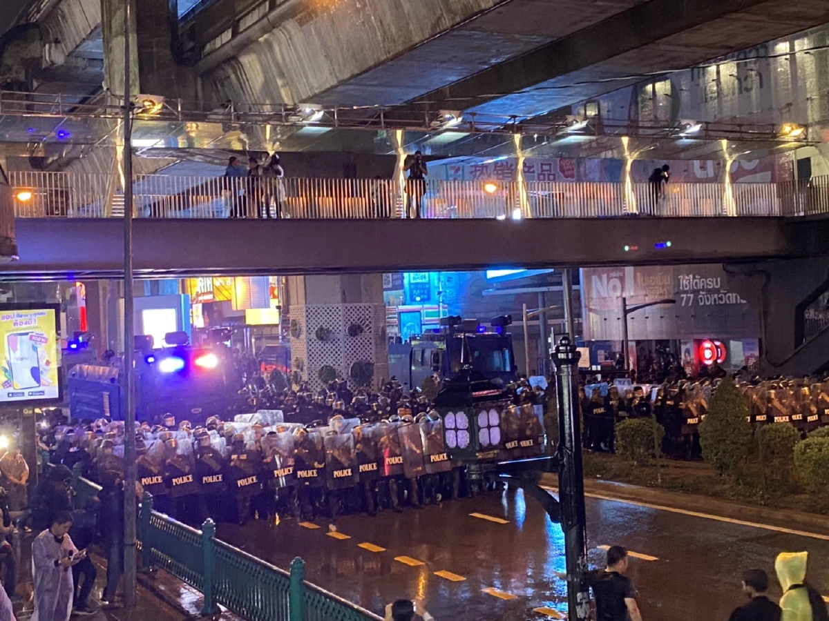 ม็อบยุติชุมนุมแยกปทุมวันนัดรวมตัวใหม่พรุ่งนี้  