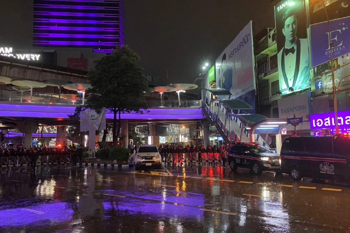 ตำรวจยึดคืนพื้นที่แยกปทุมวัน-ตรึงกำลังเต็มพื้นที่