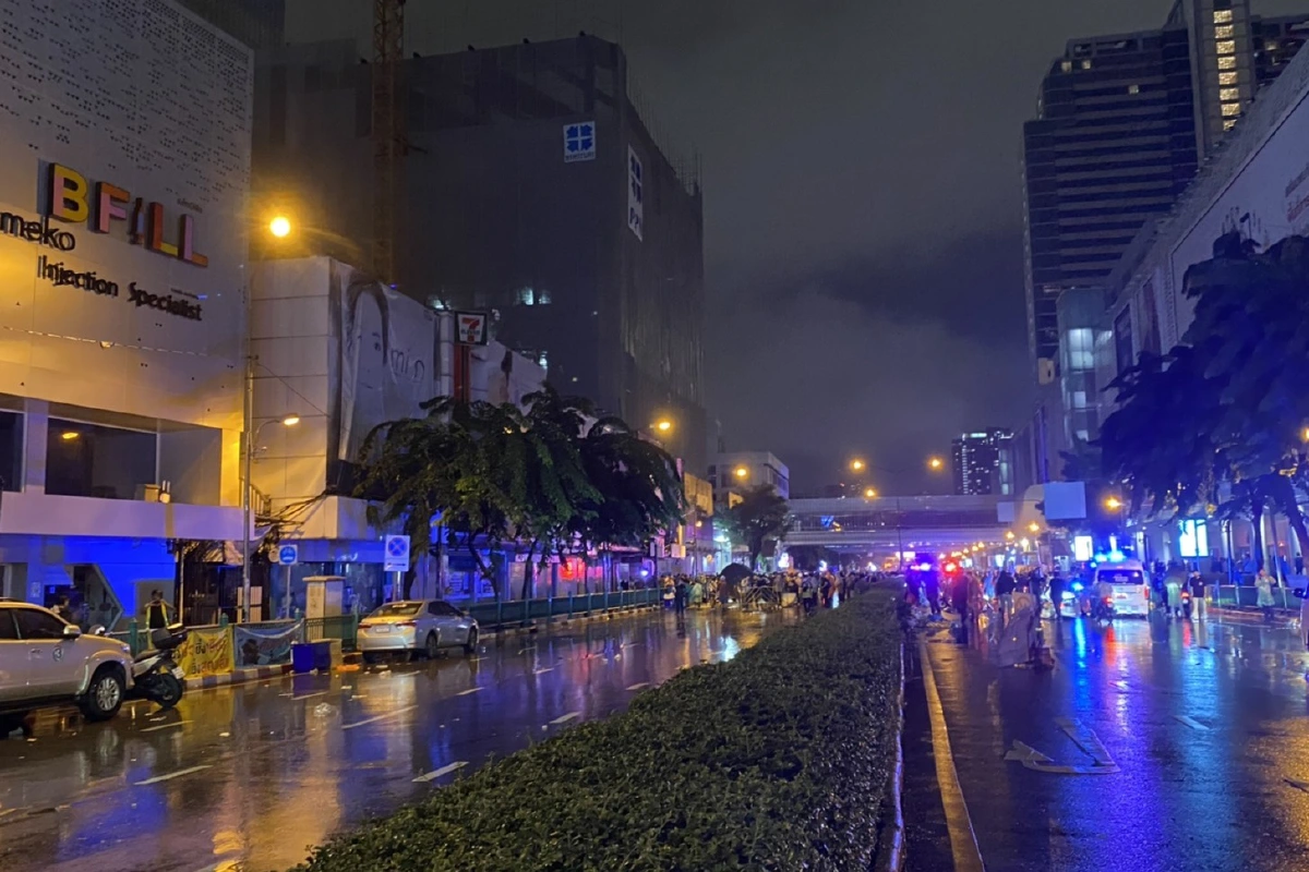 ตำรวจยึดคืนพื้นที่แยกปทุมวัน-ตรึงกำลังเต็มพื้นที่