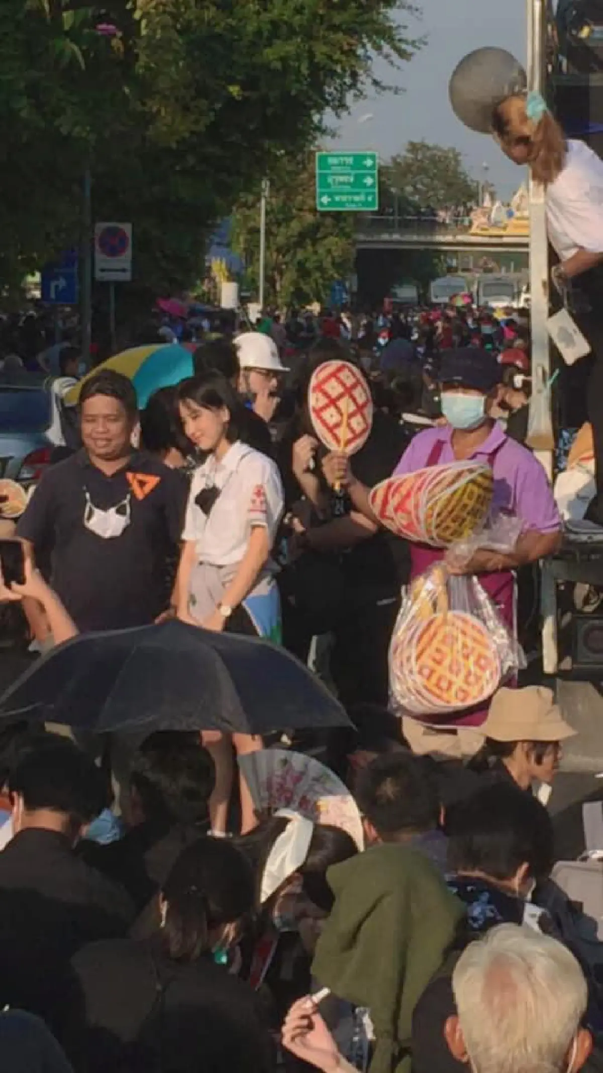  "แคน นายิกา" อดีต BNK48 เข้าร่วมชุมนุมม็อบ14 ตุลา แต่ถูกแซะระวังพ่อแม่เสียใจ งานนี้คุณพ่อมาตอบเอง