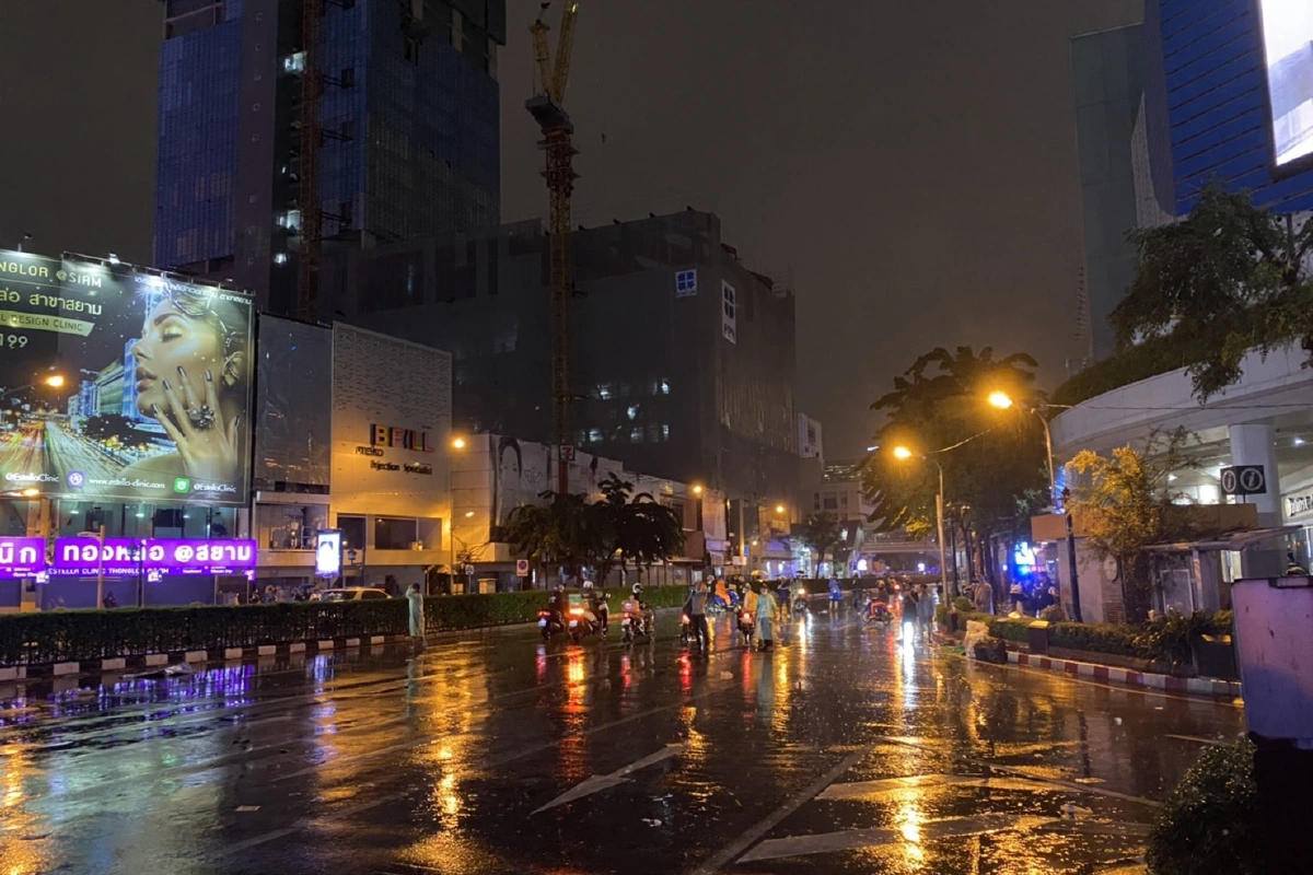 ตำรวจยึดคืนพื้นที่แยกปทุมวัน-ตรึงกำลังเต็มพื้นที่