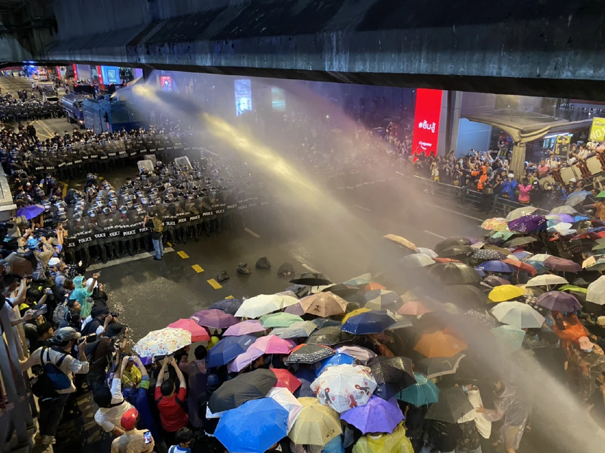  ด่วน!ตำรวจใช้น้ำแรงดันสูงฉีดใส่ผู้ชุมนุมเพื่อขอคืนพื้นที่