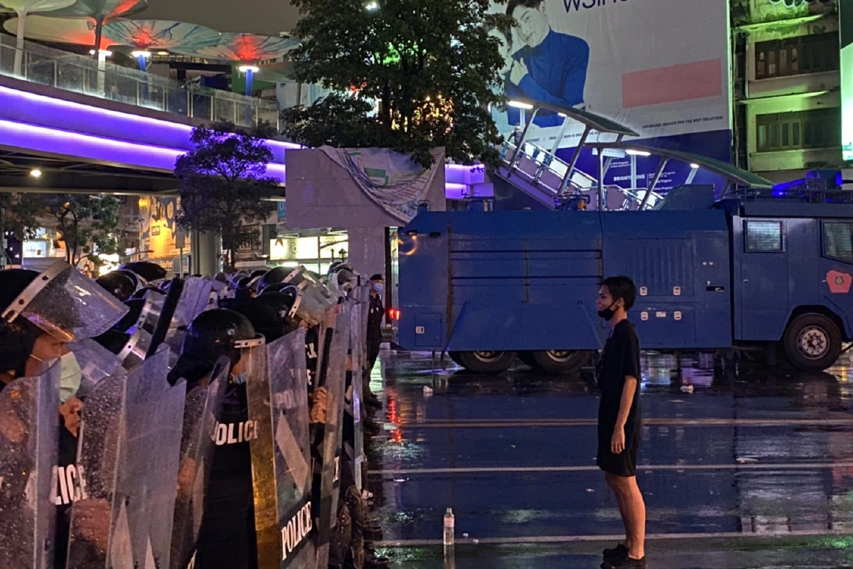 ตำรวจยึดคืนพื้นที่แยกปทุมวัน-ตรึงกำลังเต็มพื้นที่