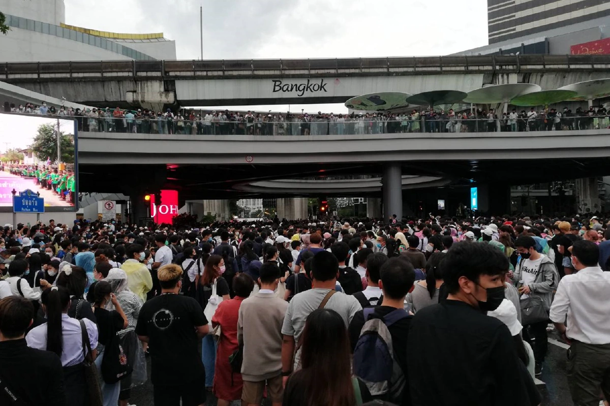 1ชั่วโมงผ่าน...ประมวลภาพม็อบชุมนุมแยกปทุมวัน