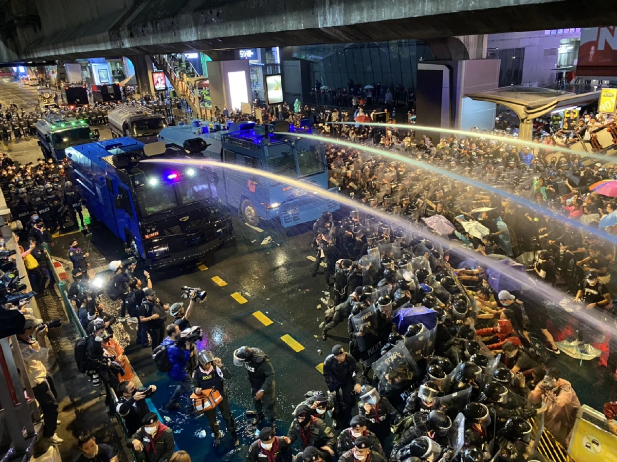  ด่วน!ตำรวจใช้น้ำแรงดันสูงฉีดใส่ผู้ชุมนุมเพื่อขอคืนพื้นที่