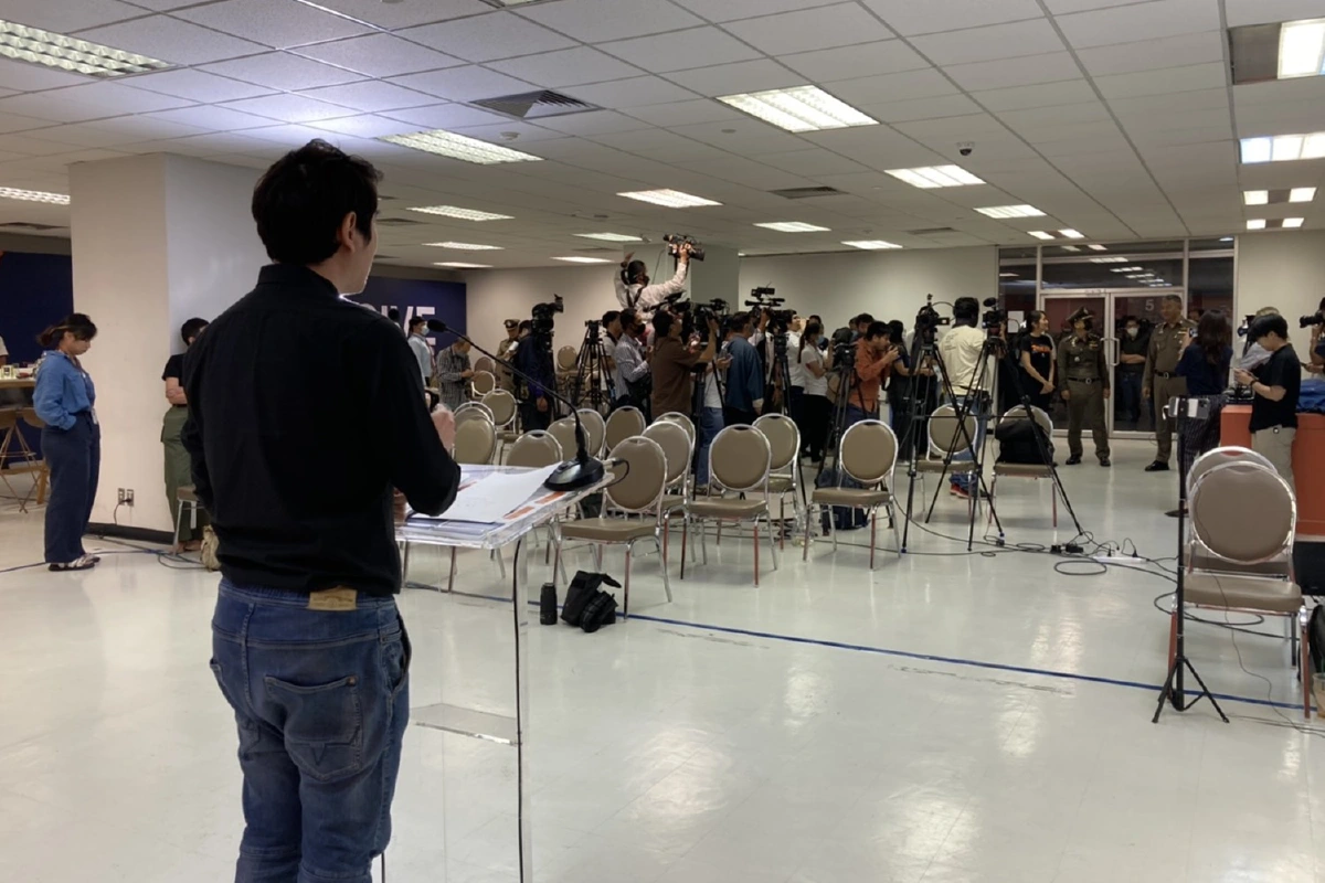 ตำรวจบุกที่ทำการคณะก้าวหน้า ขณะปิยบุตรกำลังแถลงข่าว