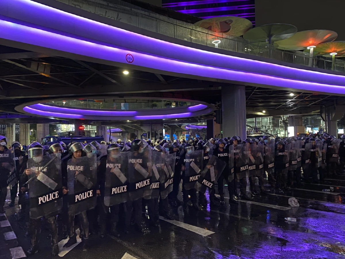 ตำรวจยึดคืนพื้นที่แยกปทุมวัน-ตรึงกำลังเต็มพื้นที่