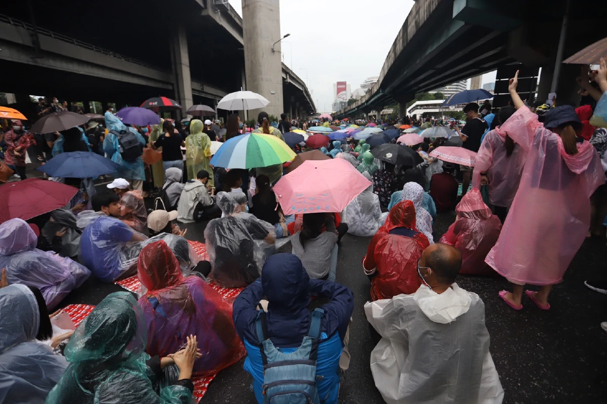 "ธนาธร"โชว์ภาพเข้าร่วมชุมนุมบริเวณห้าแยกลาดพร้าวลั่นไม่ใช่แกนนำยัน"บิ๊กตู่"ออกไป