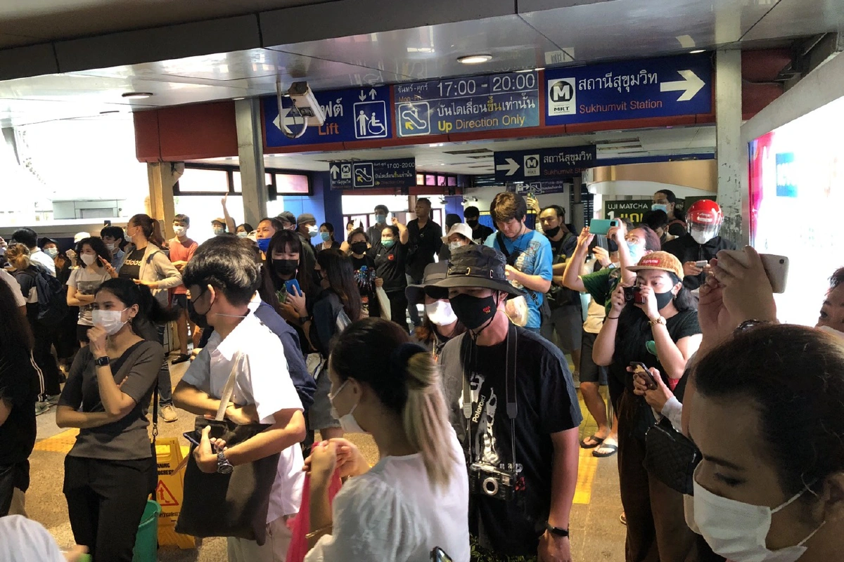 มาตามนัดราษฎร ผู้ชุมนุมรวมตัวMRTสุขุมวิท ชู3นิ้ว