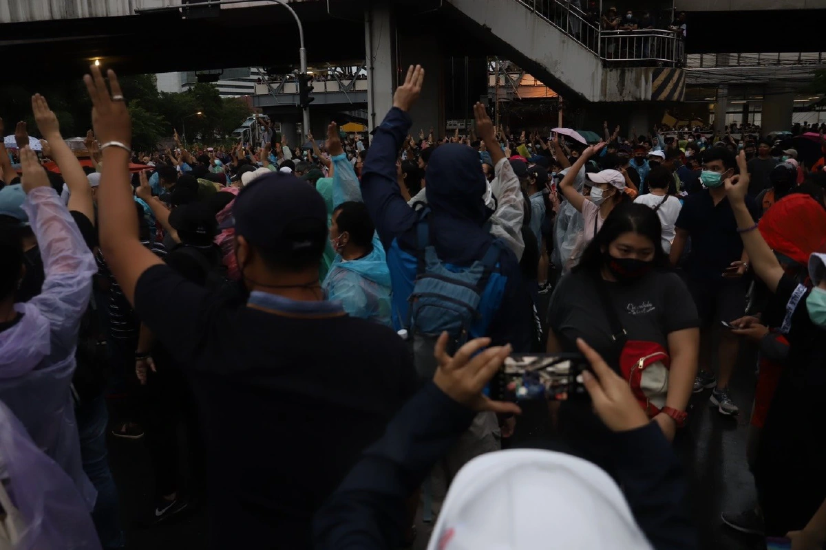 "ธนาธร"โชว์ภาพเข้าร่วมชุมนุมบริเวณห้าแยกลาดพร้าวลั่นไม่ใช่แกนนำยัน"บิ๊กตู่"ออกไป