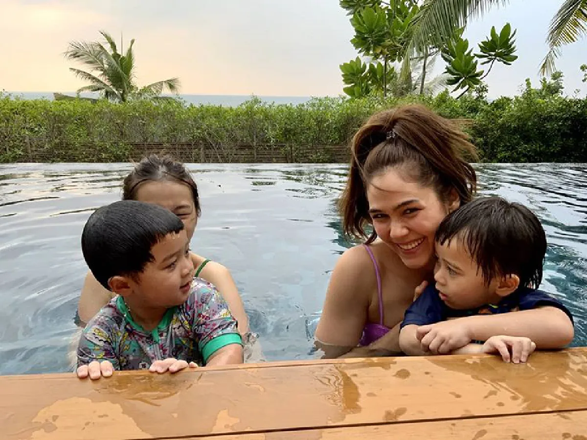 ชมพู่ อารยา เซ็กซี่ในชุดบิกินี่สีลูกกวาด อวดกล้ามท้องแน่นเปรี๊ยะ