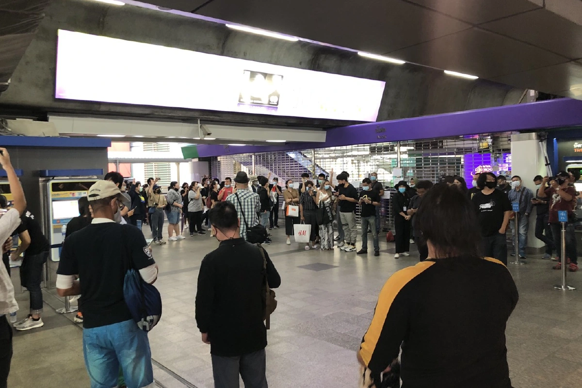 มาตามนัดราษฎร ผู้ชุมนุมรวมตัวMRTสุขุมวิท ชู3นิ้ว