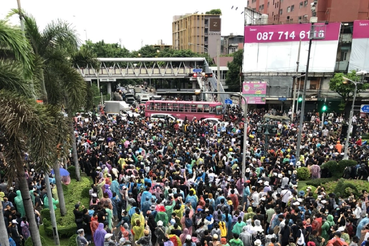 คนฝั่งธนฯไม่ทนลุงตู่ ปิดแยกตากสิน100%