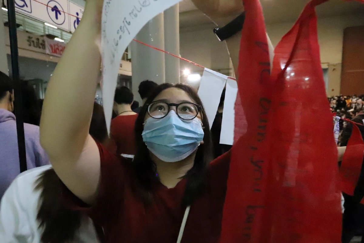 นักศึกษาชุมนุมมธ.ศูนย์รังสิตเรียกร้องนายกฯลาออก