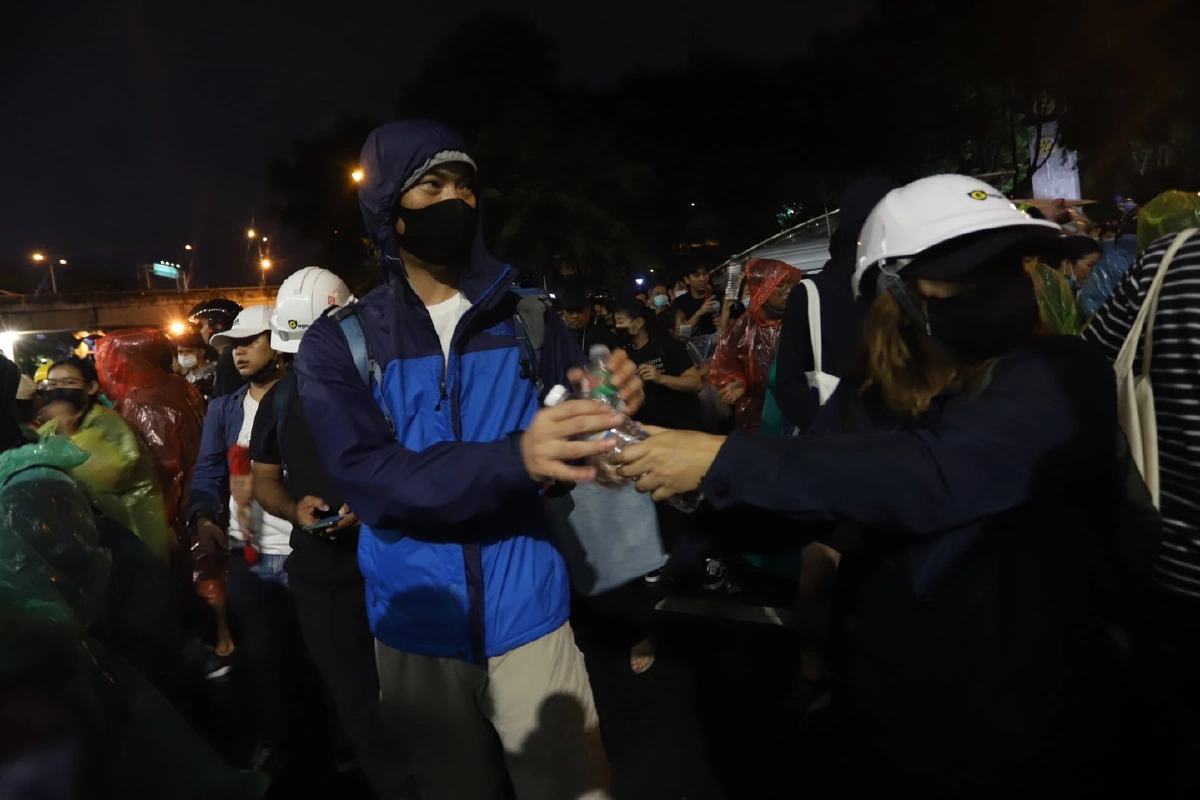 "ธนาธร"โชว์ภาพเข้าร่วมชุมนุมบริเวณห้าแยกลาดพร้าวลั่นไม่ใช่แกนนำยัน"บิ๊กตู่"ออกไป