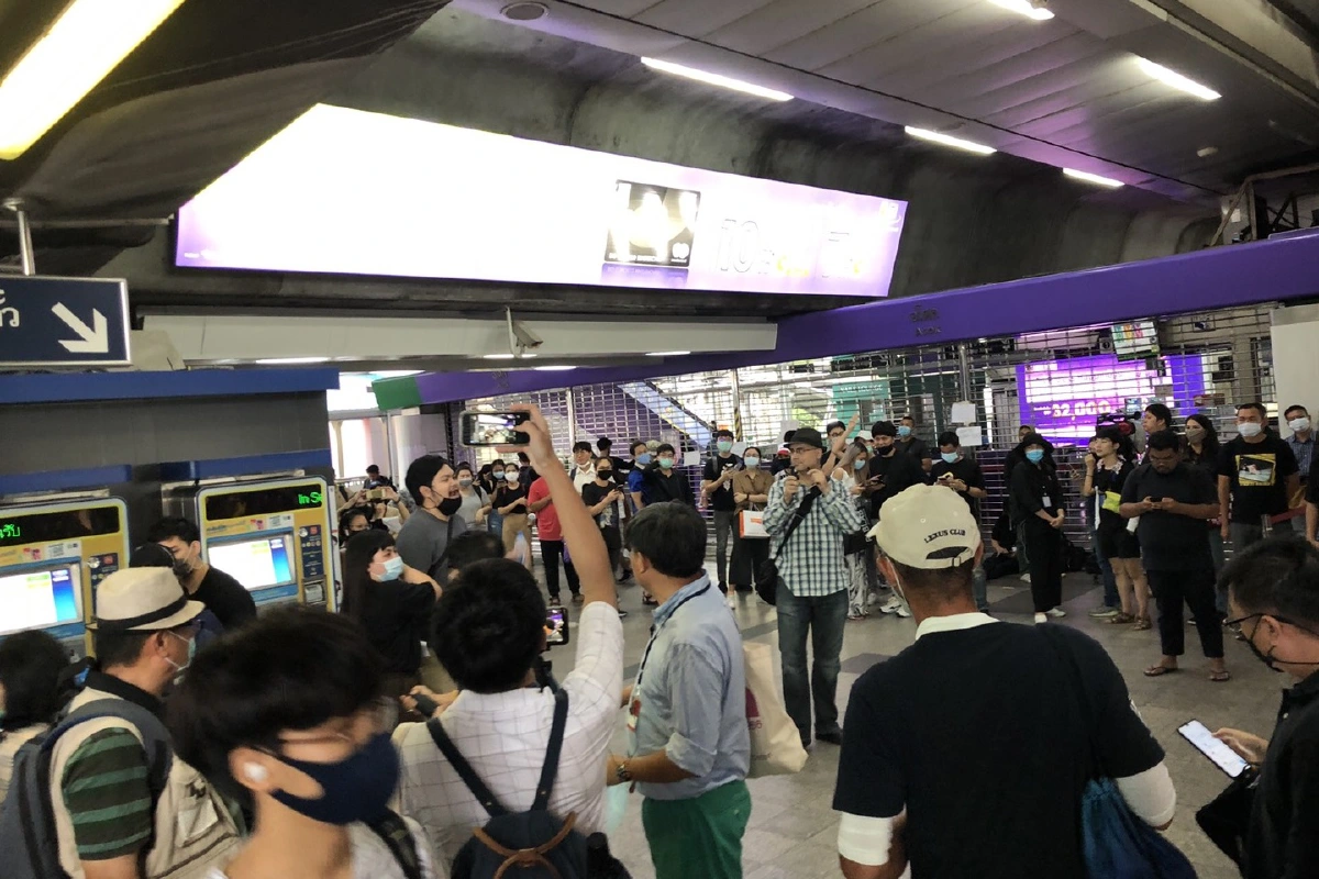 มาตามนัดราษฎร ผู้ชุมนุมรวมตัวMRTสุขุมวิท ชู3นิ้ว