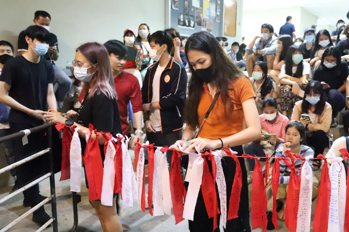 นักศึกษาชุมนุมมธ.ศูนย์รังสิตเรียกร้องนายกฯลาออก