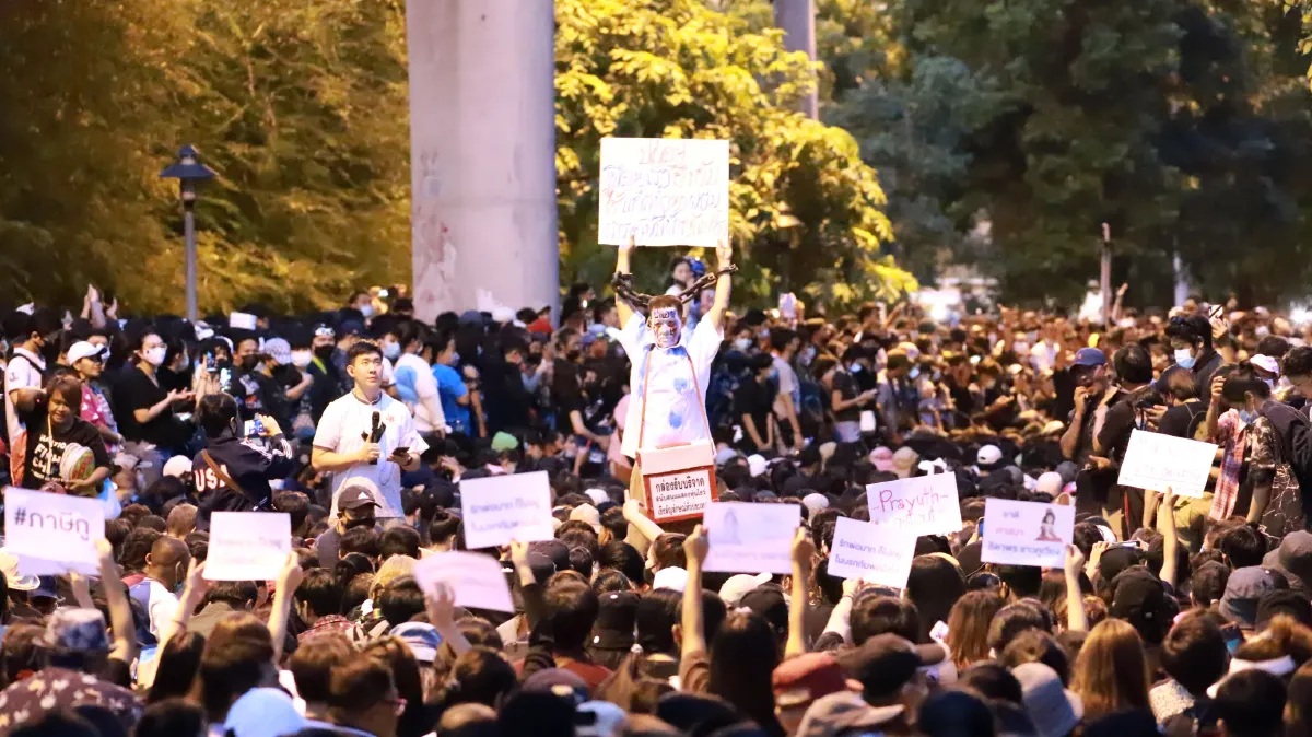 ม็อบปิดถนนหน้าฟิวเจอร์ปาร์ครังสิตเรียกร้อง"บิ๊กตู่"ลาออกสลายตัวแล้ว