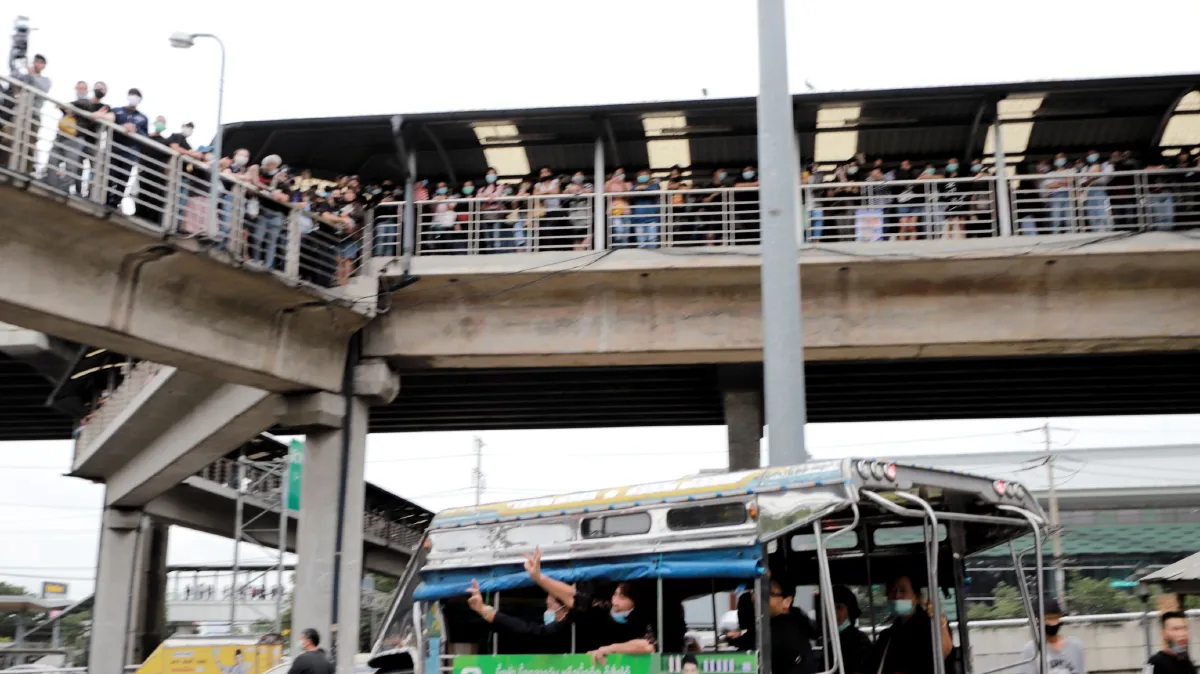 มาตามนัด!มวลชนกว่า1พันคนไล่นายกฯกระหึ่มฟิวเจอร์พาร์ครังสิต