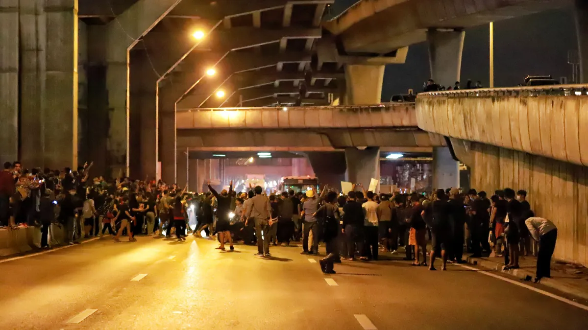 ม็อบปิดถนนหน้าฟิวเจอร์ปาร์ครังสิตเรียกร้อง"บิ๊กตู่"ลาออกสลายตัวแล้ว