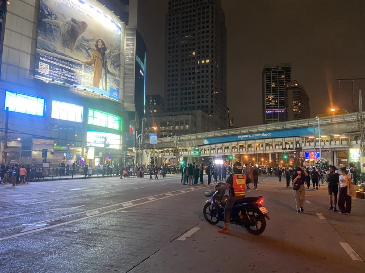 "ม็อบราษฎร"ประกาศยุติการชุมนุมที่แยกอโศกแล้ว