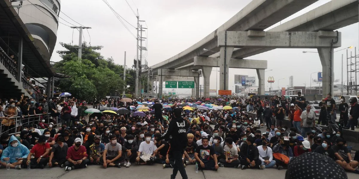 กลุ่มราษฎรรวมตัวชุมนุมใกล้สามแยกบางใหญ่