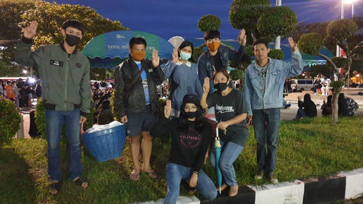 ม็อบกาฬสินธุ์จัดชุมนุมคู่ขนานเรียกร้องนายกฯลาออก-ปล่อยแกนนำ