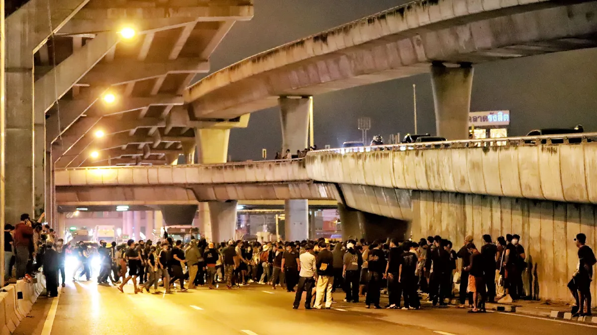 ม็อบปิดถนนหน้าฟิวเจอร์ปาร์ครังสิตเรียกร้อง"บิ๊กตู่"ลาออกสลายตัวแล้ว