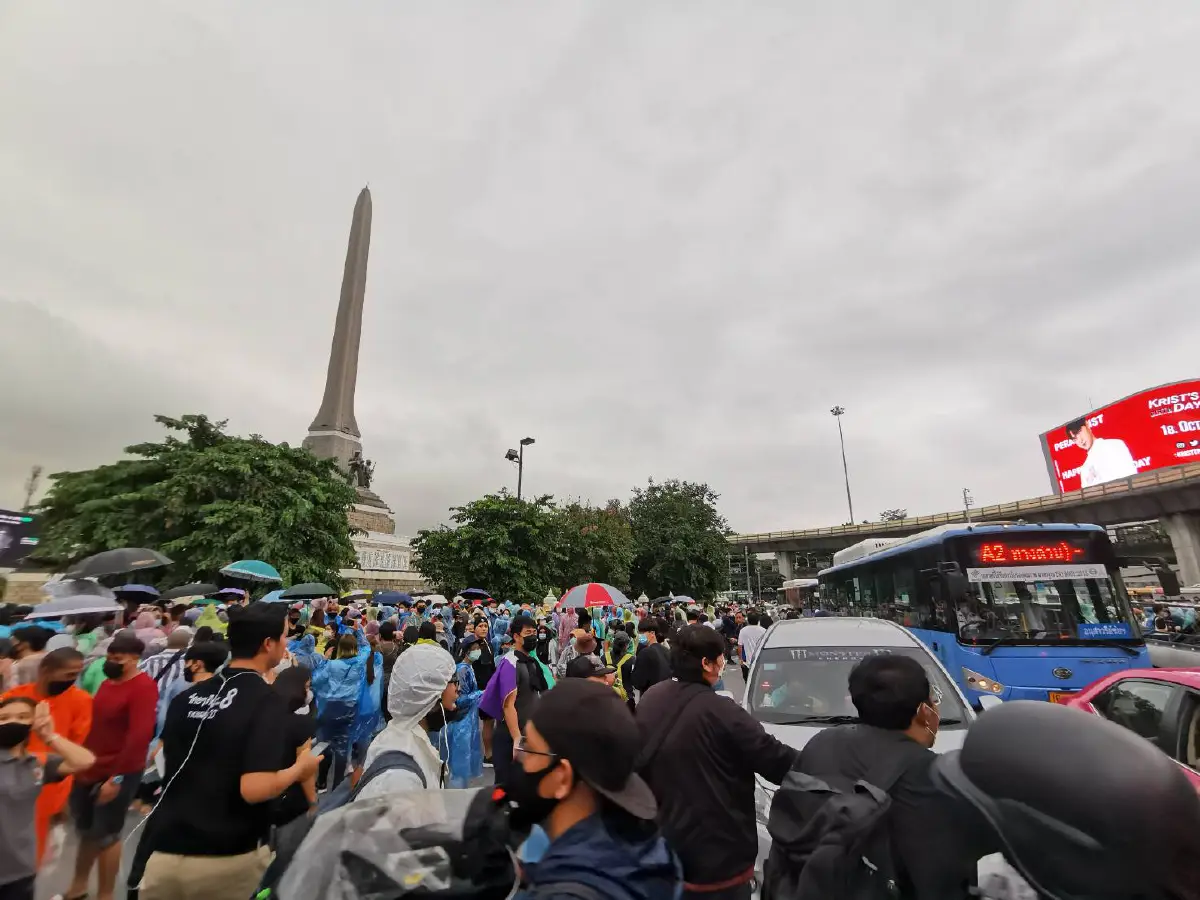 ม็อบชูภาพแกนนำประกาศลั่น "ปล่อยเพื่อนเรา" การจราจรรอบอนุสาวรีย์ชัยฯติดขัด